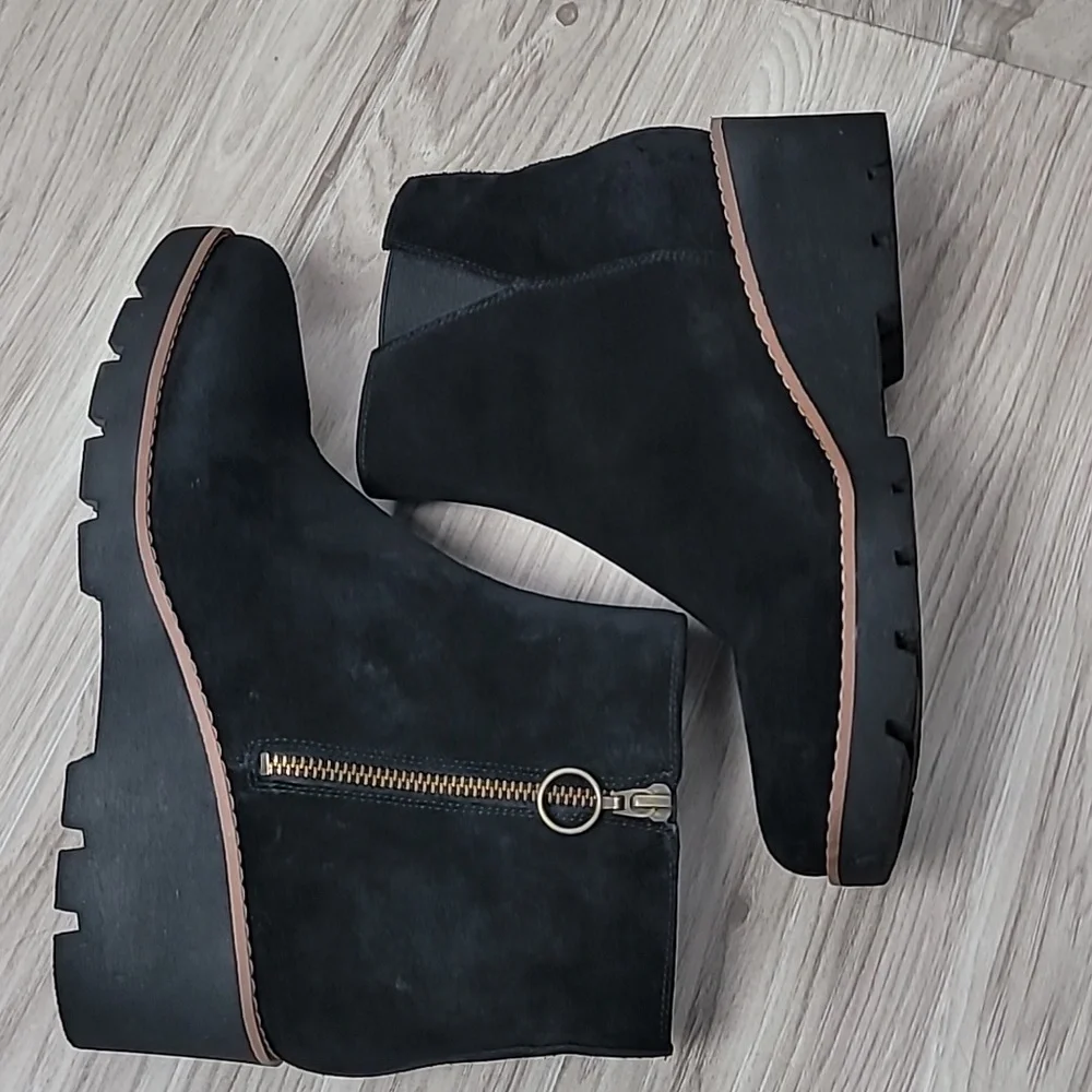 Vionic - Hazel Black Suede Wedge Boot